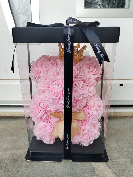 Ourson en rose dans sa boite