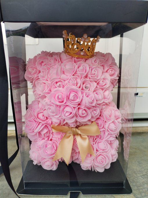 Ourson en rose dans sa boite