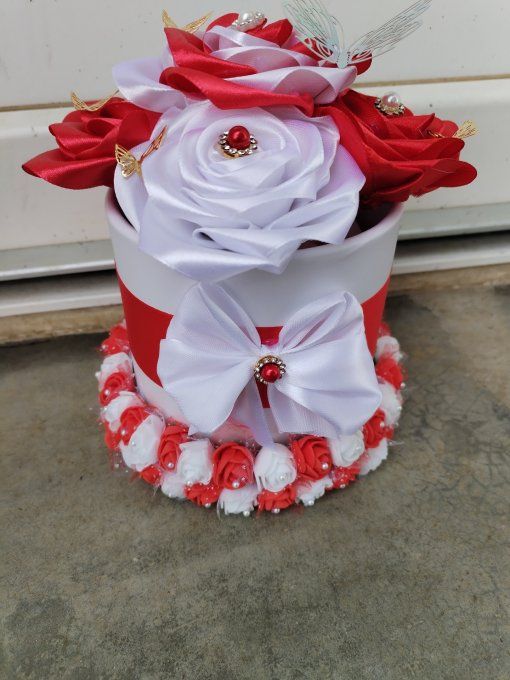 Boîte avec rose en mousse et satin